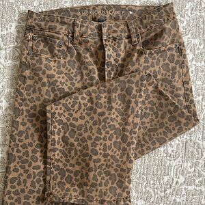 American Eagle straight ankle jeans in leopard. NWT Size 0/short $22
